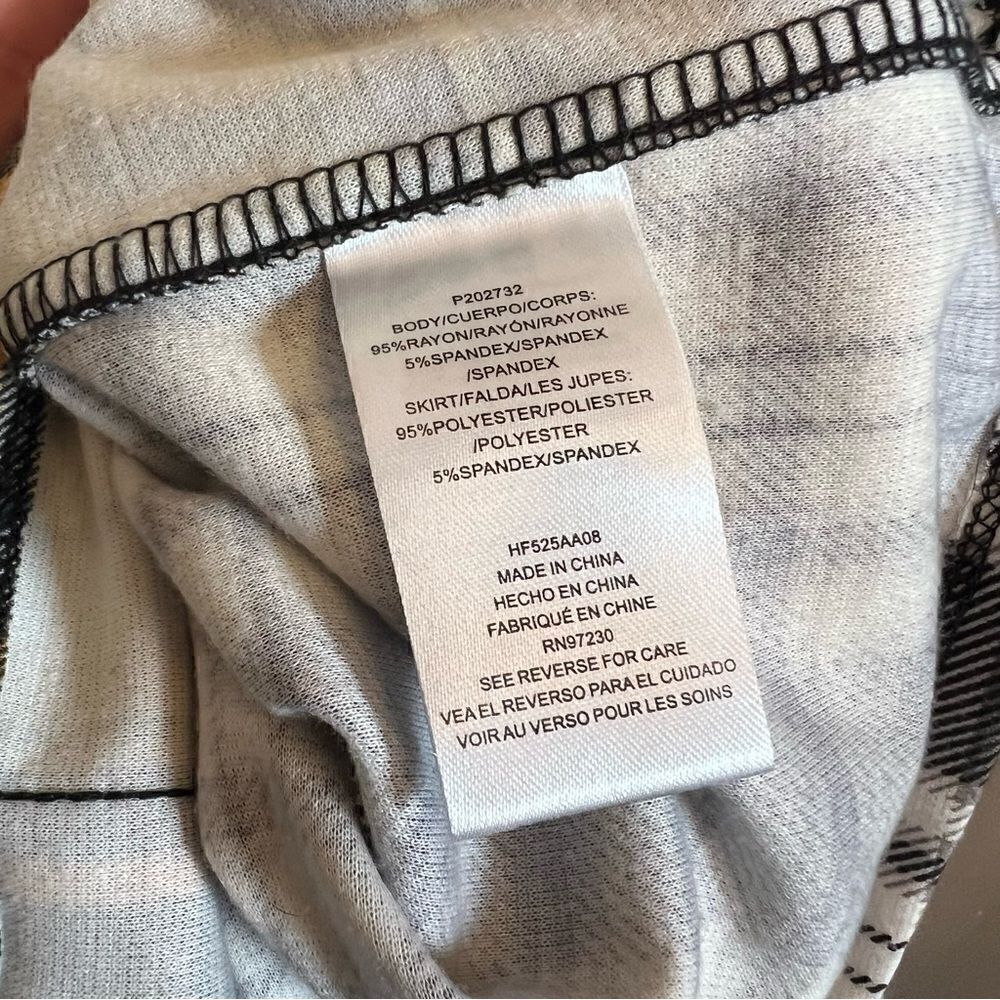 Almost Famous plaid pattern skirt with pockets - Picture 5 of 5